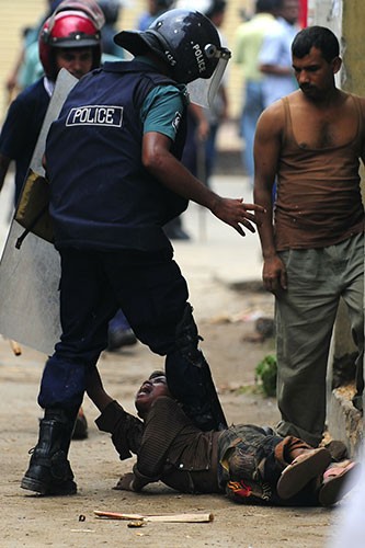 A-Bangladeshi-policeman-k-007